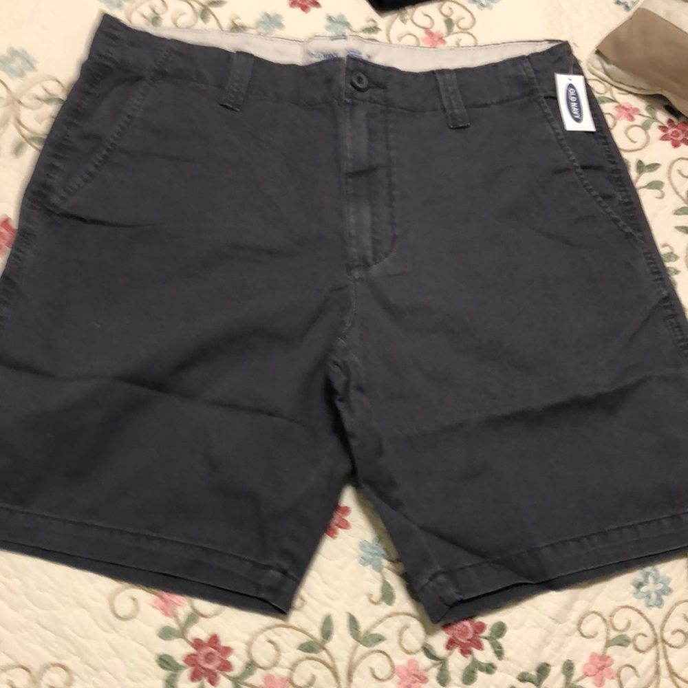 Mens Old Navy shorts , NWT, size 34, 9 inch inseam, washed navy